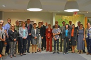 Im Goethe-Institut in Toronto: Dr. Herlind Gundelach (Achte von links), Institutsleiter Uwe Rau (Sieber von rechts)