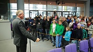 Bundestagsvizepräsident Johannes Singhammer (links) begrüßt Besucher des Tages der Ein- und Ausblicke im Bundestag.