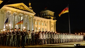 Großer Zapfenstreich auf dem Platz der Republik vor dem Reichstagsgebäude 