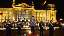 Soldaten vor dem Reichstagsgebäude