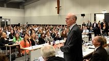 Bundestagspräsident Norbert Lammert mit zwischen Bernhard Schulte-Drüggelte (links) und US-Botschafter John B. Emerson vor den Teilnehmern der Podiumsdiskussion