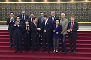 Die Vorsitzenden Jens Koeppen und Hong Moon-jong (Mitte, vorn) sowie die Ausschussmitglieder trafen sich zum Erfahrungsaustausch im Parlament in Seoul.