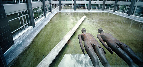 Für den Innenhof von Haus 6 hat der britische Bildhauer Antony Gormley 2001 die Installation „Steht und Fällt“ realisiert. In dem vollständig gefluteten Innenhof spiegeln sich fünf lebensgroße Skulpturen, die senkrecht zu den Wänden des Hofes angebracht sind.