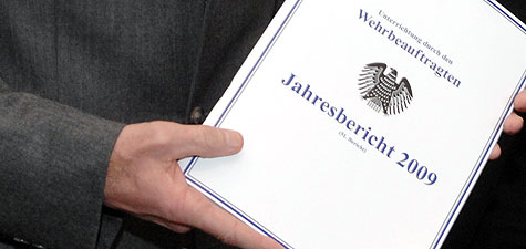 Berichte werden jedes Jahr offiziell dem Bundestagspräsidenten übergeben.