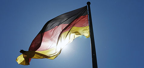Die Bundesflagge vor dem Reichstagsgebäude