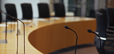 Bundestag übt über Gremien Kontrollfunktionen aus