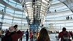 Die vom britischen Architekten Lord Norman Foster konzipierte Reichstagskuppel wurde zur neuen Berliner Attraktion, das deutsche Parlament damit zur meist besuchten Volksvertretung der Welt.
