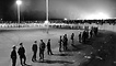 DDR-Grenzer vor der Mauer: Tausende Menschen auf der Mauer am Brandenburger Tor in Berlin, aufgenommen am 11. November 1989. Die Grenzöffnung war am 09.11.1989 fast lapidar in einer Pressekonferenz der DDR-Führung verkündet worden.