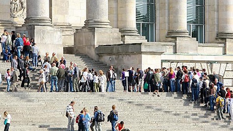 Das Reichstagsgebäude ist nicht nur Sitz des Deutschen Bundestages sondern auch eine interessante Sehenswürdigkeit für viele in- und ausländische Touristen.