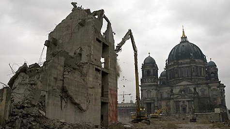 Mit einem Bagger werden am Montag (01.12.2008) in Berlin die letzten Reste des ehemaligen Palasts der Republik abgerissen. Rechts der Berliner Dom.