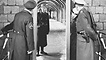 21.12.1963: Ein Grenzsoldat der DDR im Gespräch mit westberliner Grenzpolizisten und einer Krankenschwester am neuen Grenzübergang Oberbaumbrücke (Passierscheinabkommen).