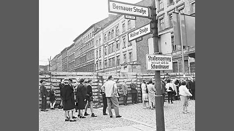 13.08.1964: West-Berliner versammeln sich am Jahrestag des Mauerbaus vor der Mauer in der Bernauer Straße.