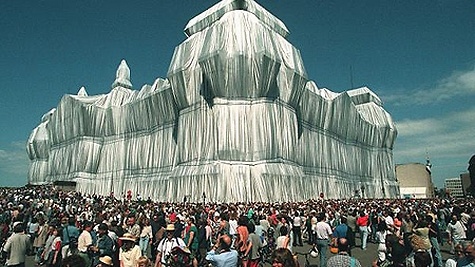 Rund um den Verhüllten Reichstag drängten sich zahlreiche Besucher, um das Werk des amerikanischen Verpackungskünstlers Christo zu sehen.