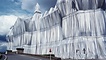 Das verhüllte Reichstagsgebäude 1995. Das Projekt "Wrapped Reichstag" wurde von Christo und Jeanne-Claude: Christo und Jeanne-Claude 1971 erdacht und 1995 umgesetzt.