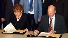 Federal Chancellor Angela Merkel and Norbert Lammert, President of the German Bundestag, sign the agreement between the Bundestag and the Federal Government concerning cooperation on EU affairs