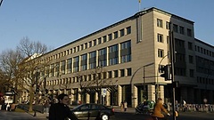 Das Gebäude steht am Boulevard Unter den Linden nahe dem Brandenburger Tor.