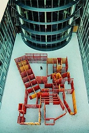 Raumlabyrinth besteht aus gelben und roten Schalelementen, wie sie zum Gießen von Betonwänden verwendet werden.
