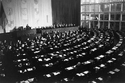 Konstituierende Sitzung des ersten Deutschen Bundestages am 7. September 1949, Klick vergrößert Bild