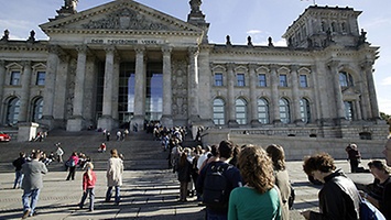 Besucher vor dem Reichstagsgebäude