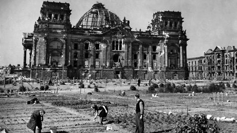 1946: kriegszerstörtes Reichstagsgebäudes; im Vordergrund Kleingartenkolonie auf dem abgeholzten Tiergartengelände.