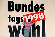 Die Wahl vom 27. September 1998 bedeutet eine Zäsur. SPD und Bündnis 90/Die Grünen bilden eine Koalition. Union und FDP müssen auf die Oppositionsbank wechseln.