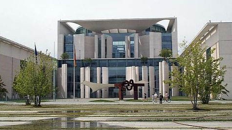 يتولى البوندستاغ الألماني مراقبة عمل الحكومة في مقر المستشارية الألمانية الاتحادية