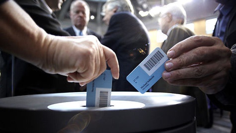 التصويت بذكر الاسم واستعمال بطاقات الاقتراع