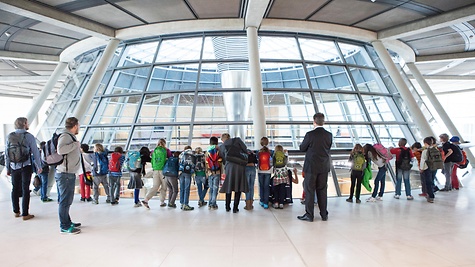 Besucher auf der Fraktionsebene des Reichstagsgebäudes