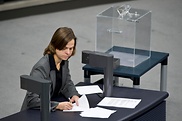 Eine Stenografin auf der Stenografenbank mit einer Wahlurne für die Abgabe der Stimmzettel.