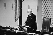 1961: Robert Pferdmenges eröffnet als Alterspräsident die konstituierende Sitzung des Deutschen Bundestages.