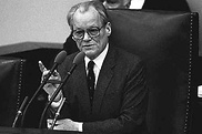 Willy Brandt eröffnet als Alterspräsident die konstituierende Sitzung des Bundestages am 29. März 1983.
