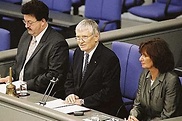 2002 Otto Schily, SPD-Abgedordneter und Bundesminister des Innern, eröffnet als Alterspräsident die neue Legislaturperiode.