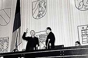 Konrad Adenauer (links) wird von Erich Köhler (rechts) am 20. September 1949 zum ersten Bundeskanzler der Bundesrepublik vereidigt.