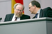Wolfgang Thierse (Mitte) im Gespräch mit Schriftführer Heiner Kamp.