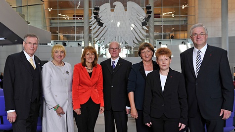 Das Präsidium: Singhammer (CDU/CSU), Roth (Bündnis 90/Die Grünen), Bulmahn (SPD), Lammert (CDU/CSU), Schmidt (SPD), Pau (Die Linke) und Hintze (CDU/CSU)
