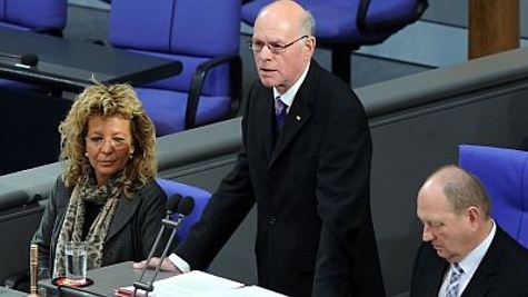 Schriftführer sitzen rechts und links neben dem Bundestagspräsidenten © Schriftführer sitzen rechts und links neben dem Bundestagspräsidenten