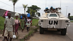 UN-Blauhelme und Flüchtlinge bei Abidjan in der Elfenbeinküste