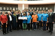 Der Nachhaltigkeitsbeirat mit den Schokofair-Kindern aus Düsseldorf; rechts Staatssekretär Thomas Silberhorn