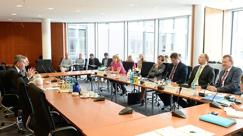 Günther Oettinger (links), für Digitale Wirtschaft und Gesellschaft zuständiger EU-Kommissar, im Gespräch mit Mitgliedern des Ausschusses für Kultur und Medien.