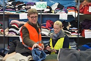 Die sogenanntenScoutsMichael Simon und Dorothea von Nordheim überprüfen in einer Kleiderkammer Kleidungsstücke für Flüchtlinge.