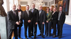 Die Delegation der Deutsch-Niederländischen Parlamentariergruppe mit dem Vorsitzenden Jens Spahn (Vierter von links) in Den Haag