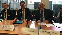 BM Müller bei seinem Besuch im Gesundheitsausschuss am 13. Januar. Rechts der Vorsitzende des Ausschusses, Edgar Franke.