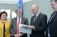 Hans-Peter Bartels (Mitte links) überreicht Norbert Lammert (Mitte rechts) den Wehrbericht 2015; links Anita Schäfer, rechts Karl A. Lamers