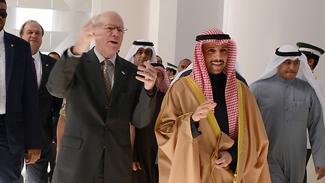 (رئيس البوندستاغ الألماني نوربرت لامرت (إلى اليسار) مع رئيس البرلمان الكويتي مرزوق الغانم (إلى اليمين