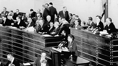 Die CDU-Abgeordnete Elisabeth Schwarzhaupt berichtet im Plenum über die Beratungen im Rechtsausschuss; rechts oben Bundestagspräsident Eugen Gerstenmaier