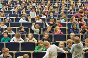 Kinder besuchen eine Vorlesung der Kinder-Uni in Hamburg.