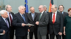 Wolfgang Böhmer (Dritter von links) übergibt Norbert Lammert den Abschlussbericht der Expertenkommission. 
