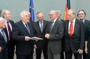Wolfgang Böhmer (Dritter von links) übergibt Norbert Lammert den Abschlussbericht der Expertenkommission.