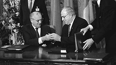 Michail Gorbatschow und Helmut Kohl unterzeichneten den Vertrag am 9. November 1990 im Bonner Palais Schaumburg