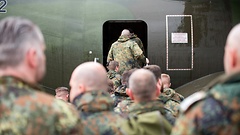 Bundeswehrsoldaten besteigen auf dem Fliegerhorst in Wunstorf (Niedersachsen) bei einer Verladeübung eine Transall C160. 